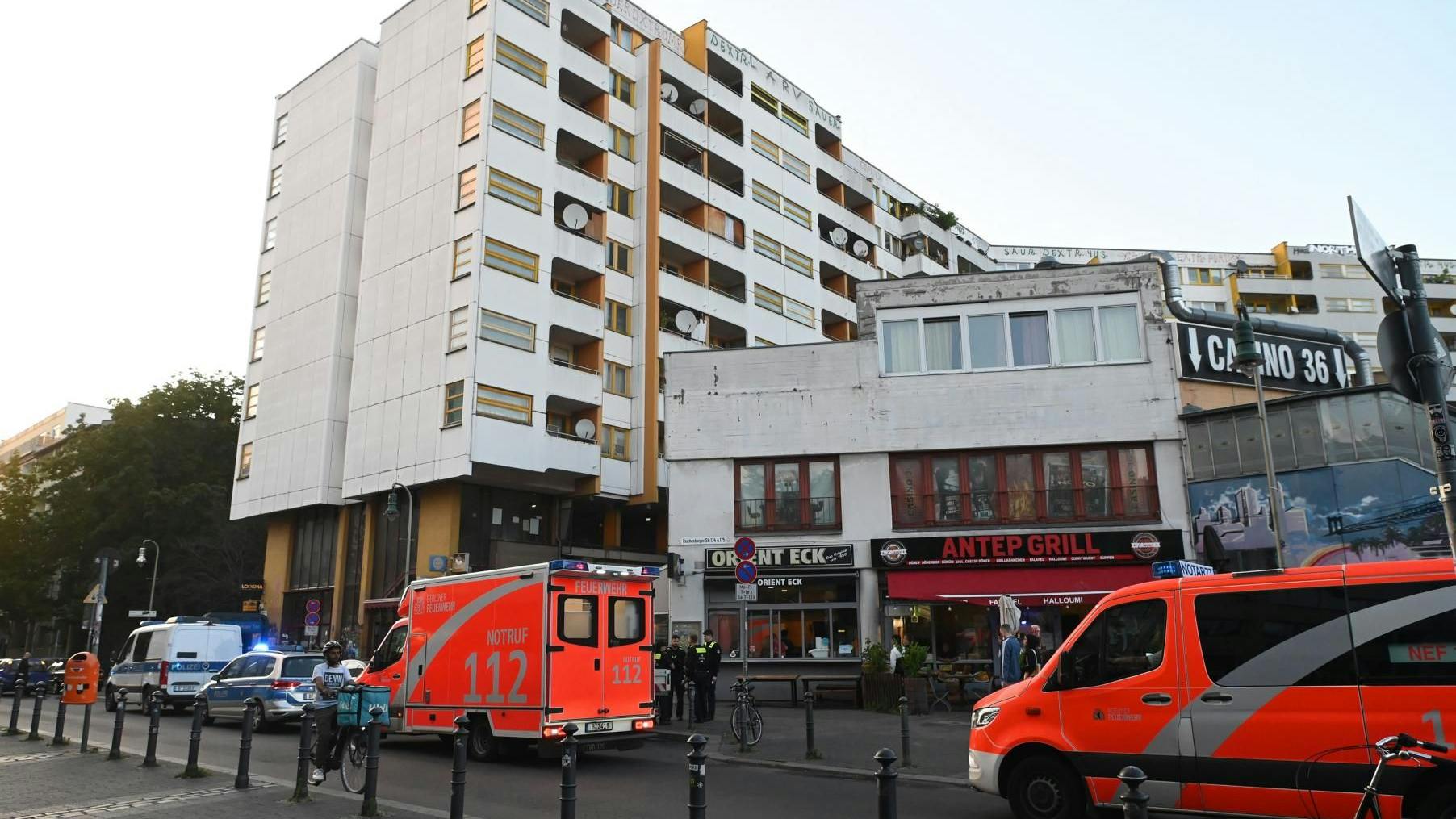 Einsatzkräfte am Tatort in Berlin-Kreuzberg.