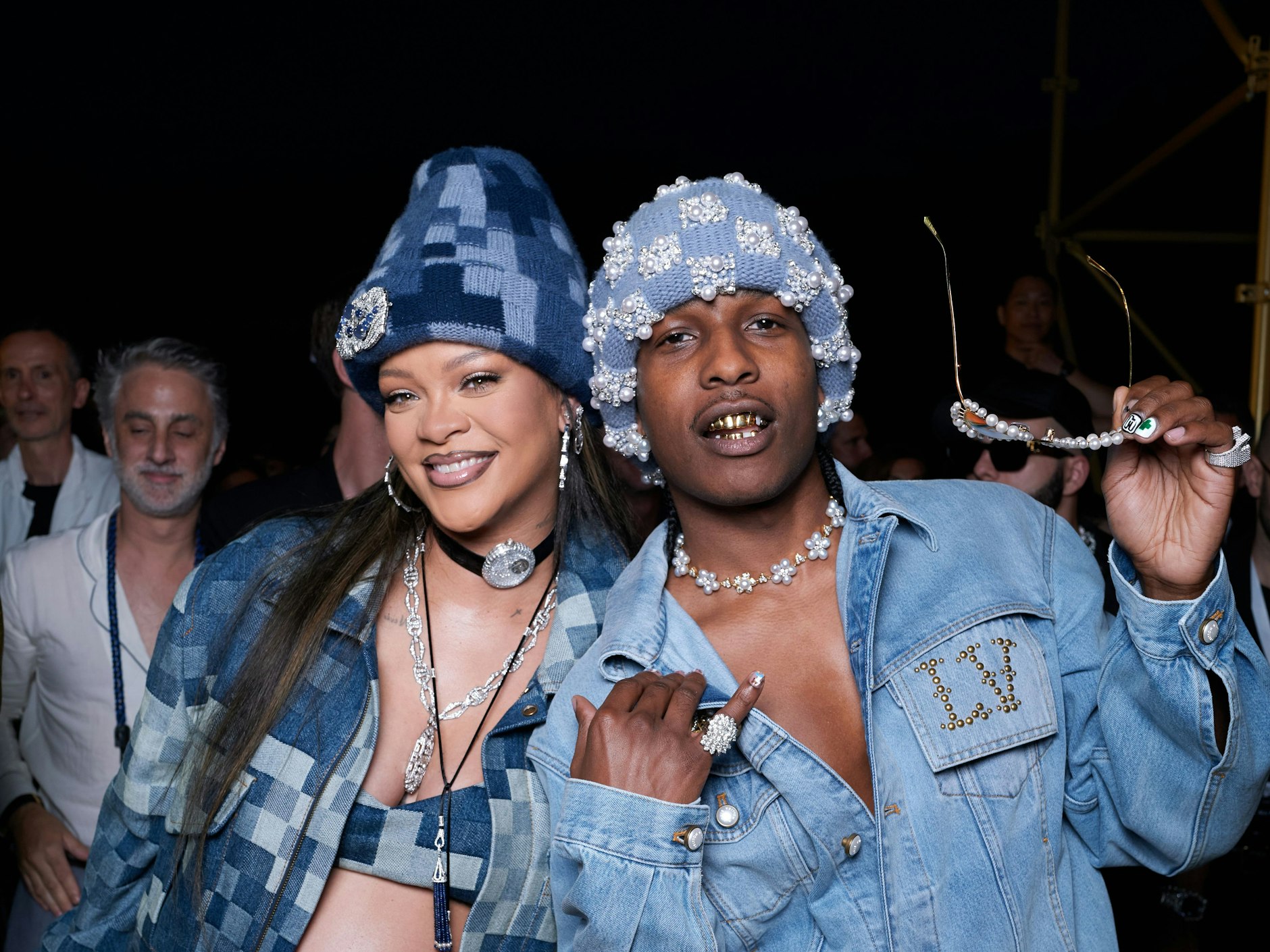 Die schwangere Rihanna begleitet ihren Freund Asap Rocky ohne Grillz zu Pharrells Louis-Vuitton-Modenschau in Paris; der werdende Vater indes zeigt stolz sein geschmücktes Gebiss.