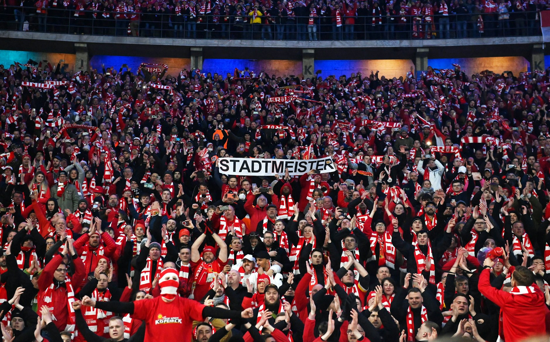 Die Fans des 1. FC Union Berlin feiern sich im Olympiastadion als Stadtmeister.