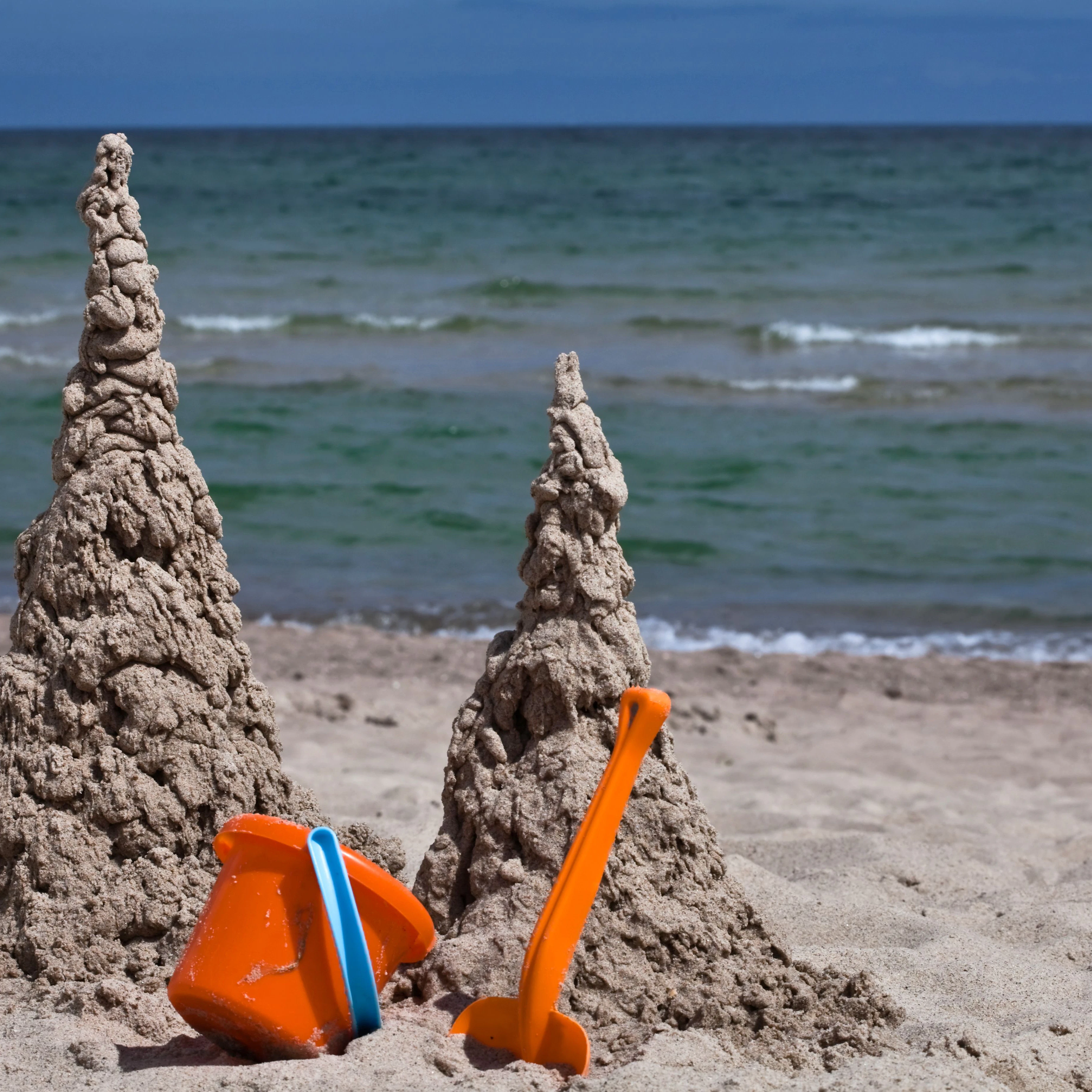 Kleckerburgen am Wasser bauen - das macht nicht nur Kindern Spaß. 