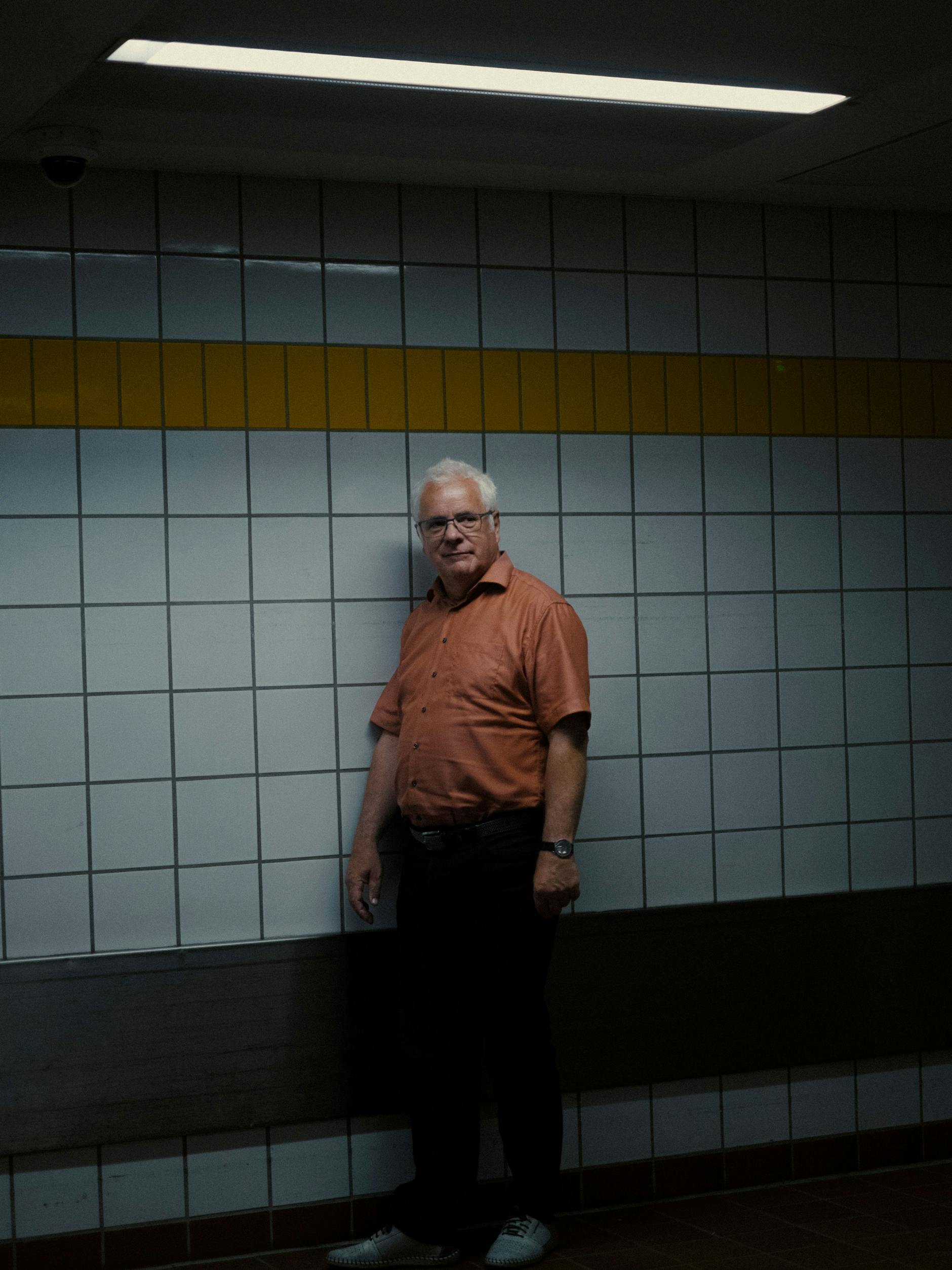 Michael Weidt lehnt im Kellergang zum Blockheizkraftwerk.