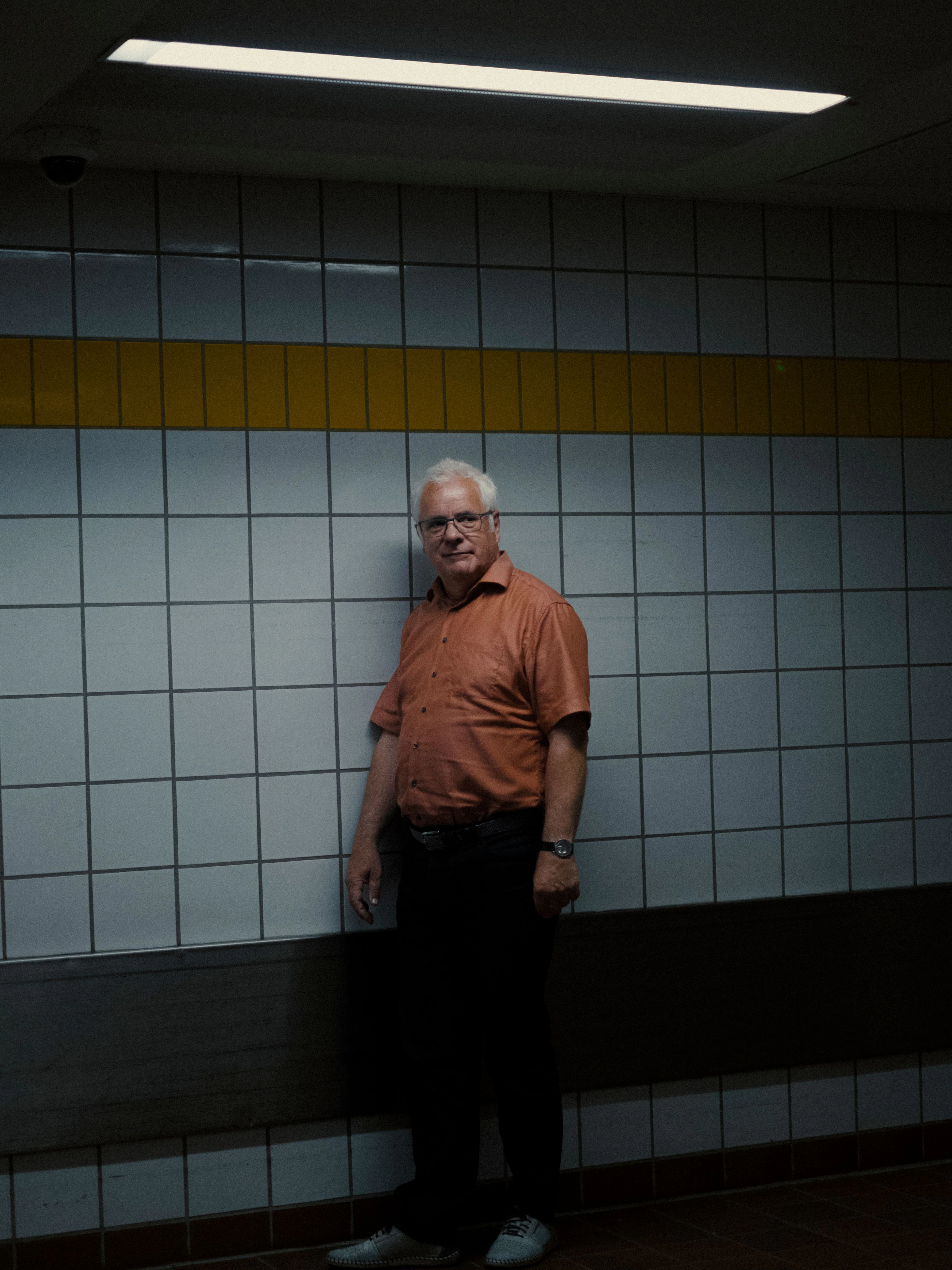 Michael Weidt lehnt im Kellergang zum Blockheizkraftwerk.