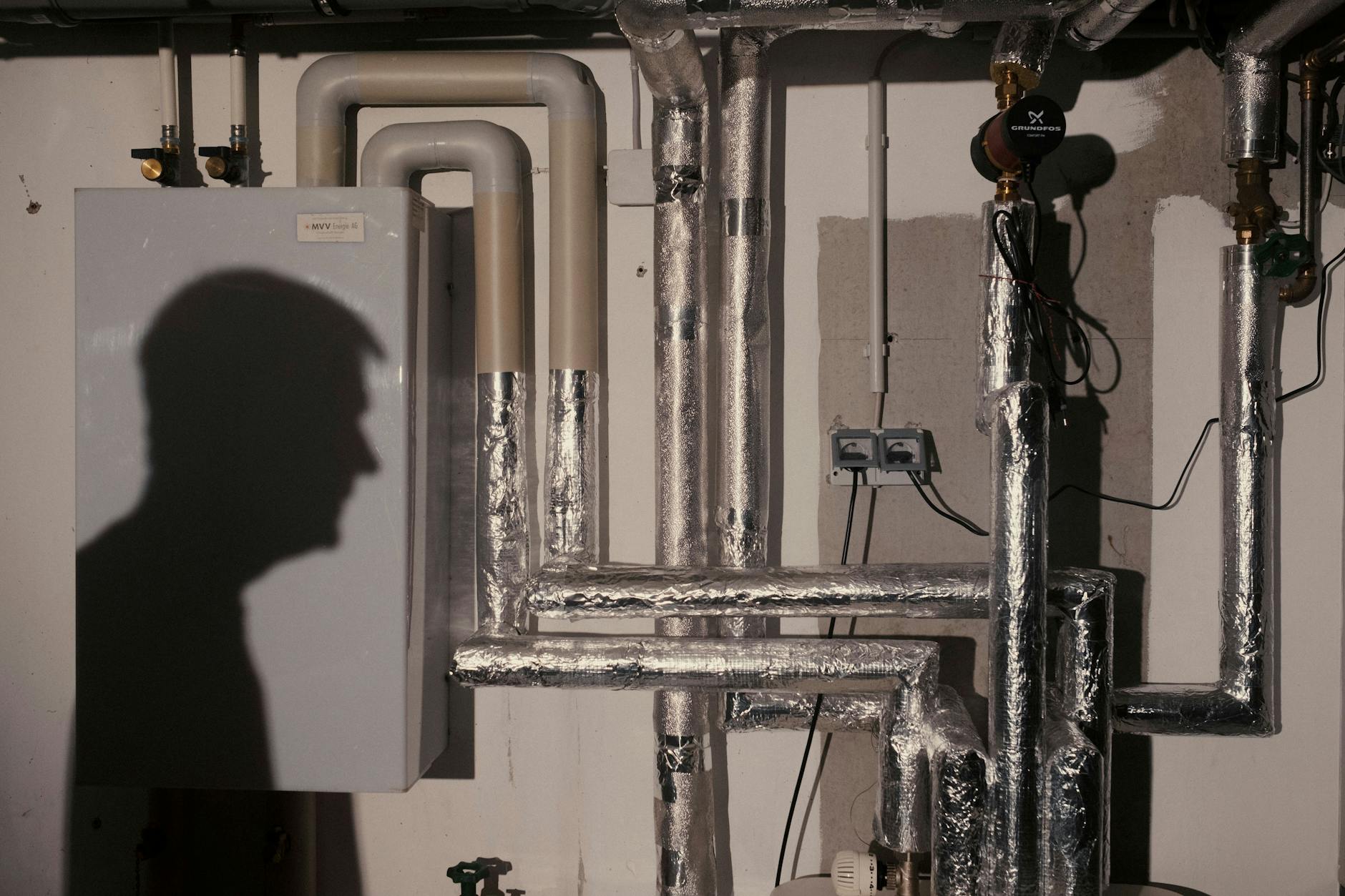 Andreas Naumann (l.) möchte sich selbst nicht zeigen, aber auf die hohen Preise bei der Fernwärme und den Anschlusszwang aufmerksam machen.