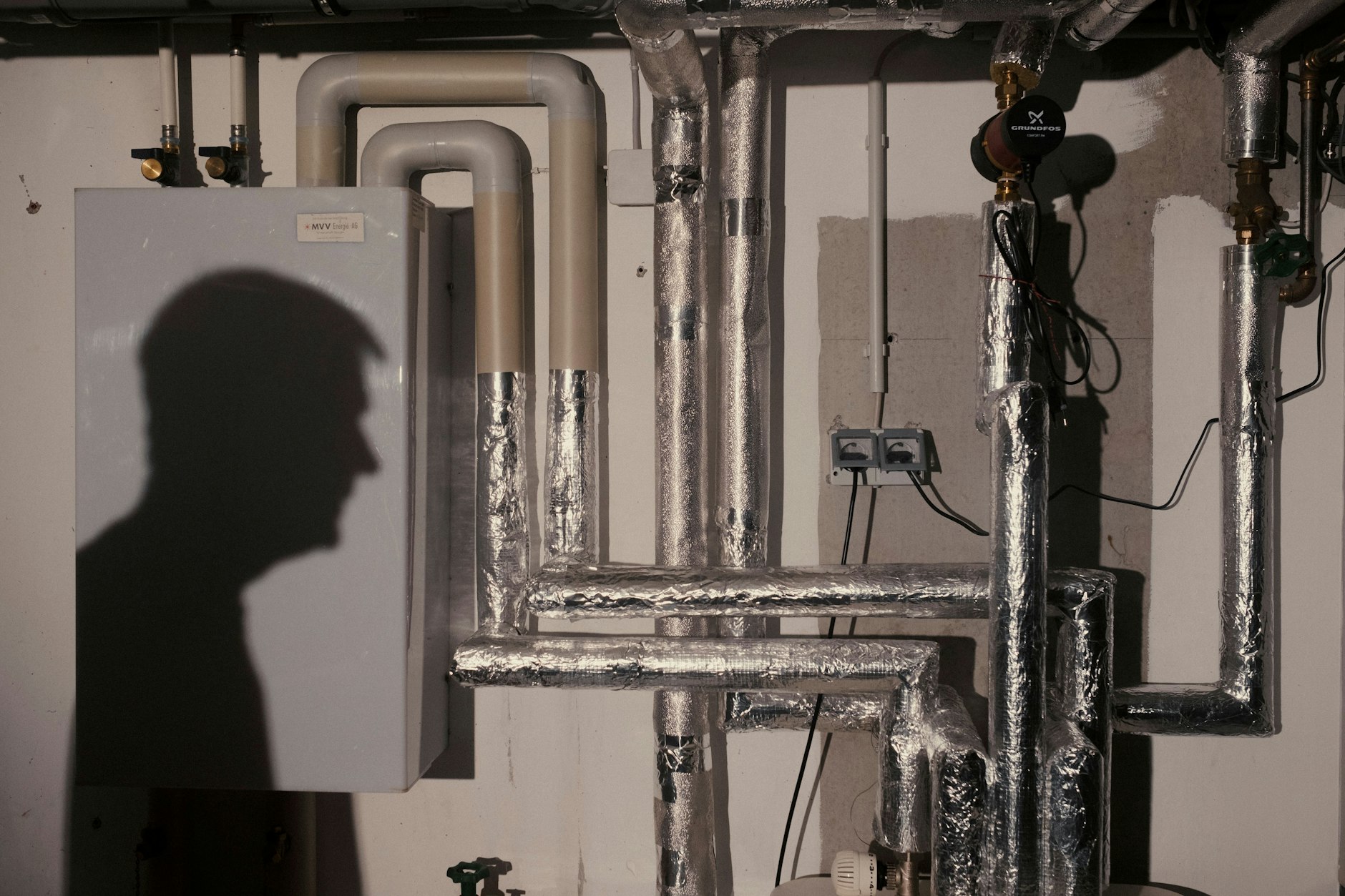 Andreas Naumann (l.) möchte sich selbst nicht zeigen, aber auf die hohen Preise bei der Fernwärme und den Anschlusszwang aufmerksam machen.