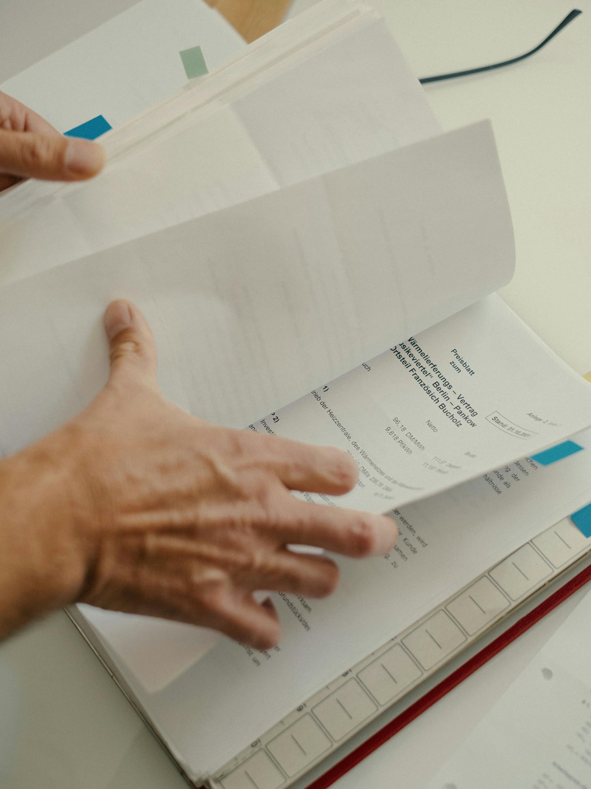 Naumann zeigt uns die Abrechnungen: Sein Fernwärme-Preis hat sich von 2001 bis 2020 vervierfacht.