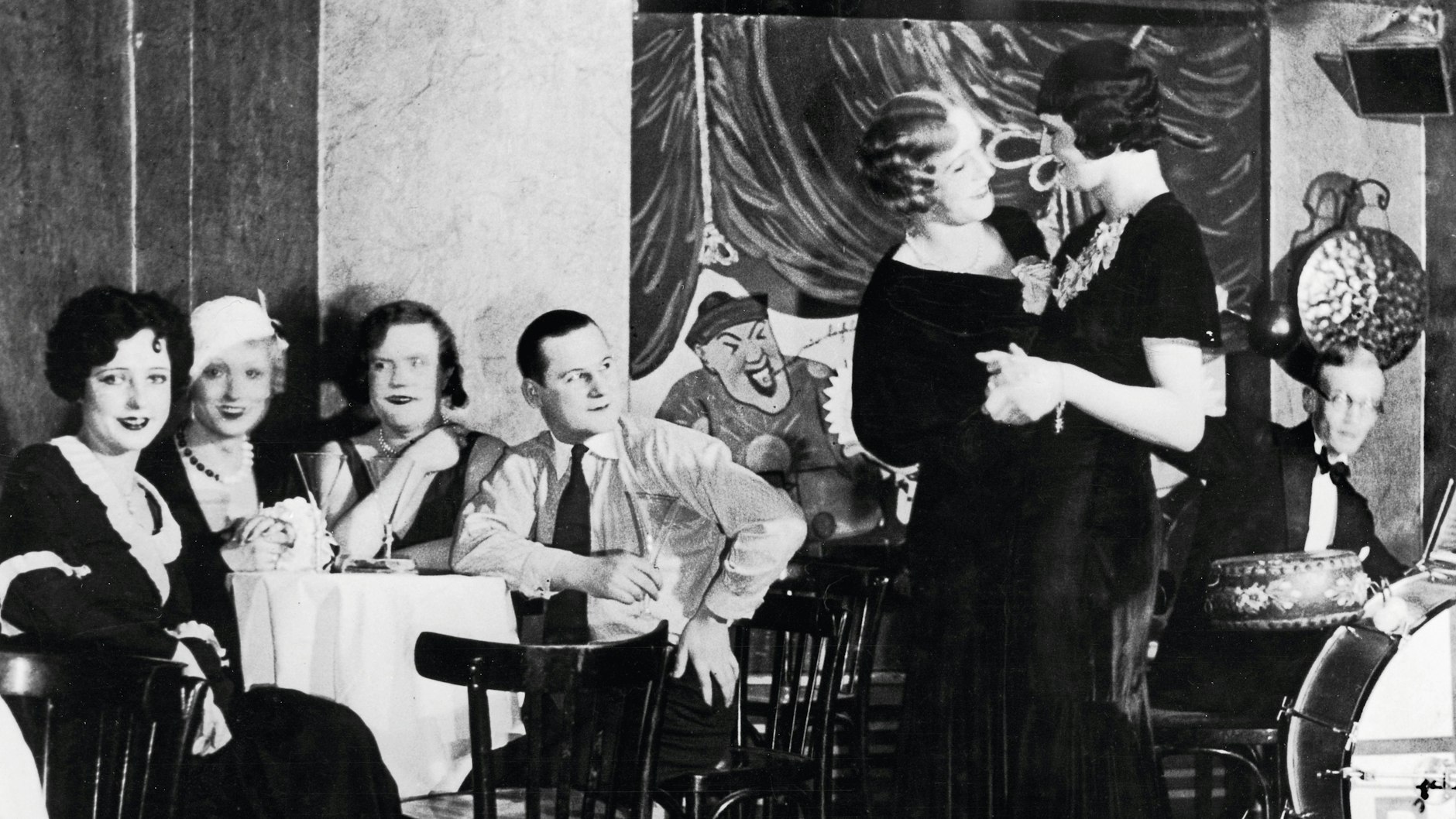 Frau oder Mann? Völlig egal im Travestielokal Eldorado in der Schöneberger Lutherstraße, heute Martin-Luther-Straße, hier im Jahr 1926.