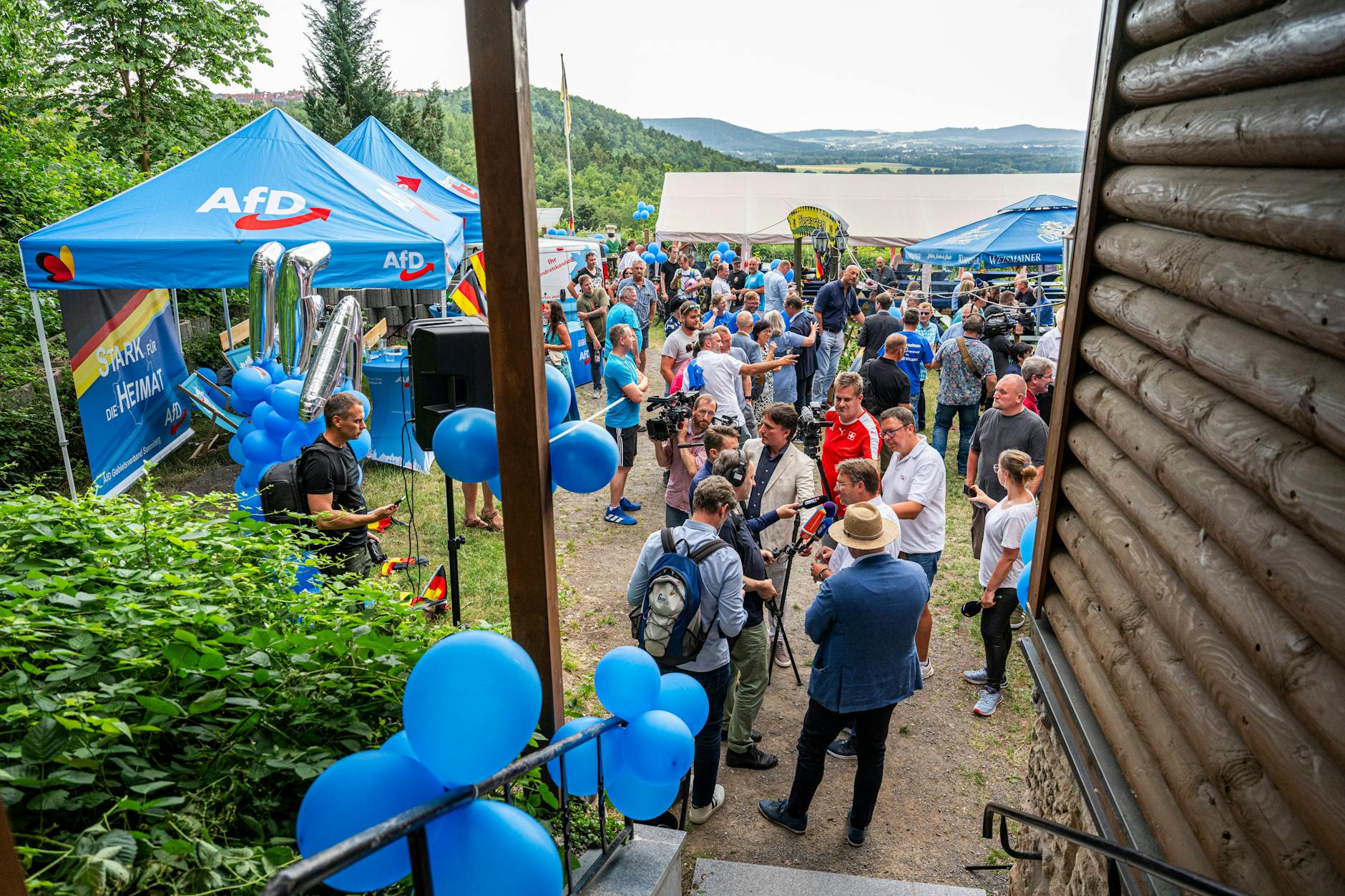 AfD-Landratskandidat, Robert Sesselmann, gibt auf der AfD-Wahlparty Interviews.