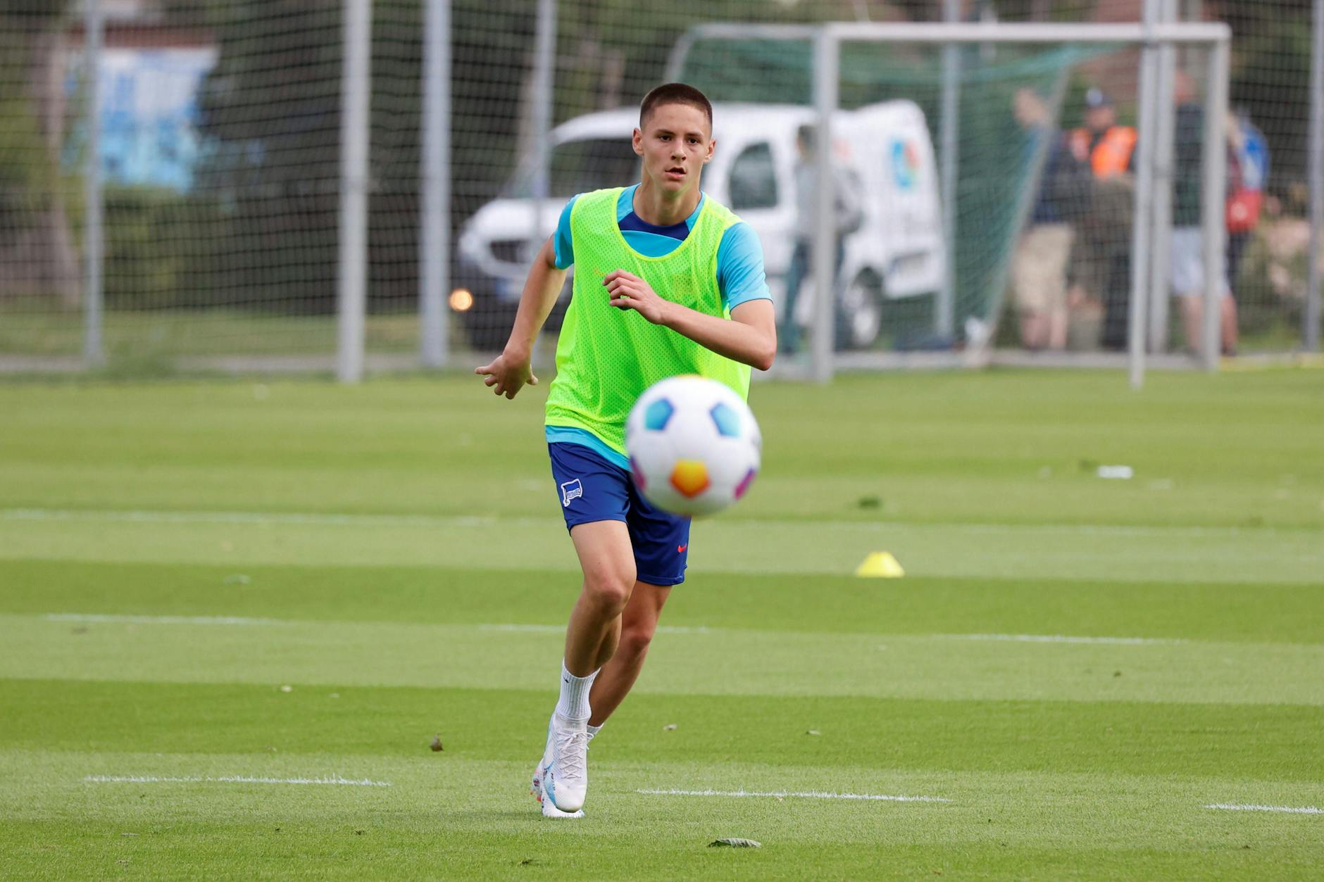 Torgefährlich, gutes Auge und viele Tricks. Herthas Mega-Talent Bence Dardai fiel gleich bei seinem ersten Profi-Training auf.