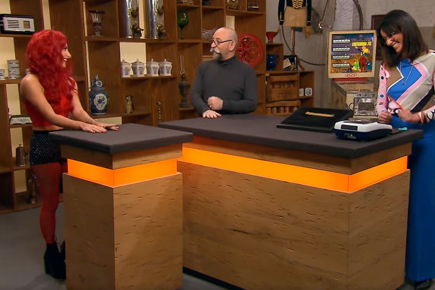 Marie aus Hamburg bringt gute Laune und gold-roten Glanz mit in „Bares für Rares“-Studio.