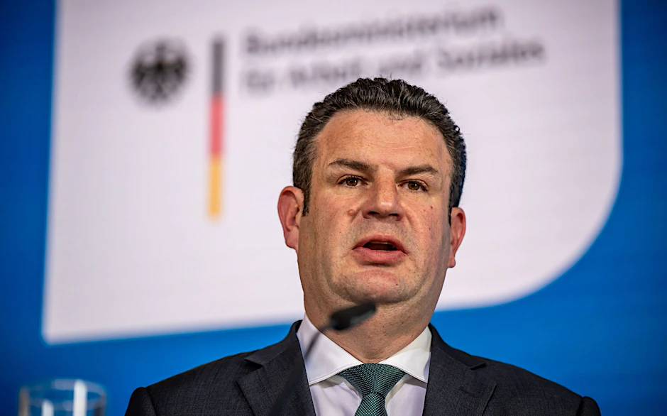 dpatopbilder - Hubertus Heil (SPD), Bundesminister für Arbeit und Soziales, spricht bei einem Pressestatement nach der Vorstellung des Vorschlags der Mindestlohnkommission für den künftigen Mindestlohn.  