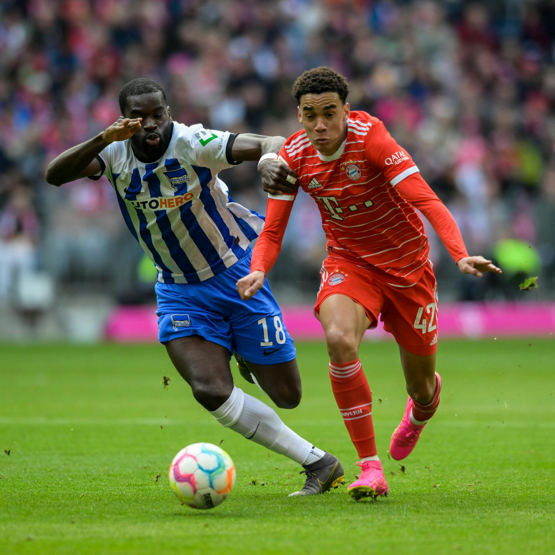 Beim 0:2 gegen den FC Bayern durfte Wilfried Kanga das letzte mal Bundesliga spielen – für 35 Minuten. Hier entwischt ihm Jamal Musiala.