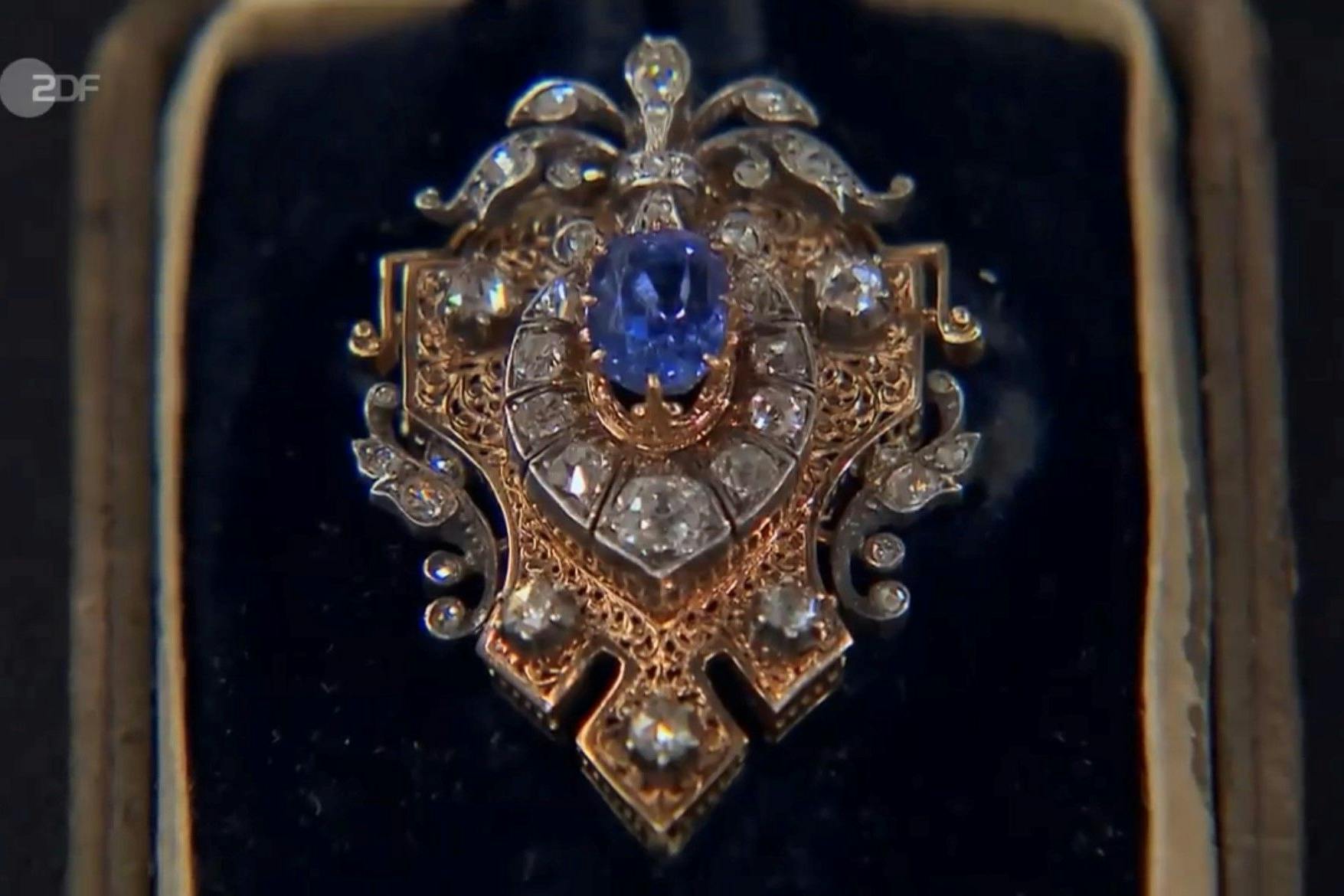 Bei „Bares für Rares“ soll diese eindrucksvolle Brosche mit Saphir verkauft werden.
