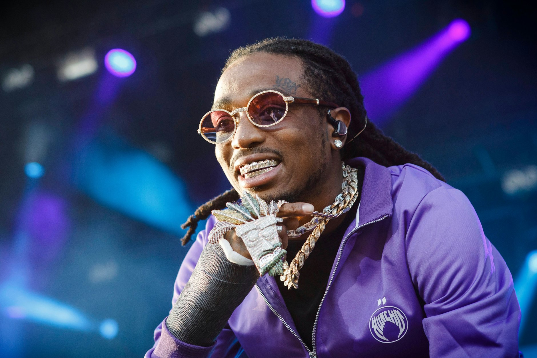 Die einen gehen nie ohne Schminke raus, Quavo nie ohne seine glitzernden Grillz. Er dürfte von den teuren Schienen mehr als eine im Tresor liegen haben.