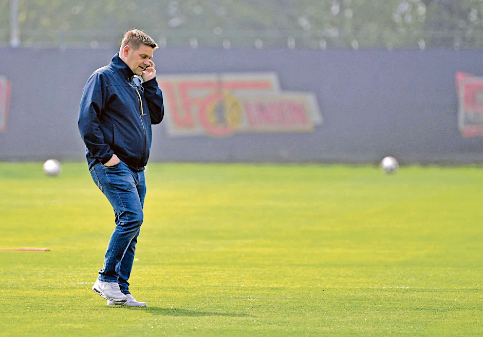 Oliver Ruhnert, der Manager des 1. FC Union, bei seiner typischen Sommerbeschäftigung: viel telefonieren, um Transfers anzubahnen.