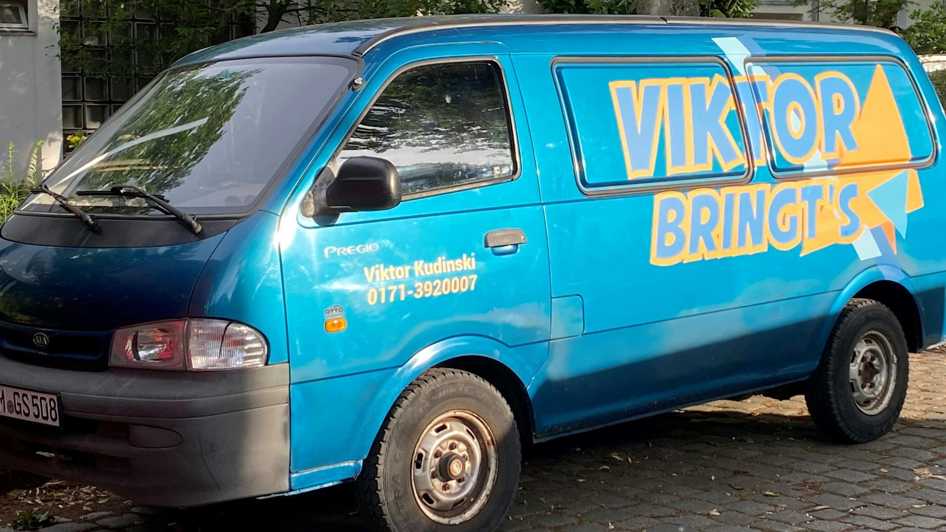 Wo dieser Transporter in Berlin auftaucht, ist Moritz Bleibtreu nicht weit. Die Handynummer braucht man nicht anzurufen, sie ist nicht vergeben.