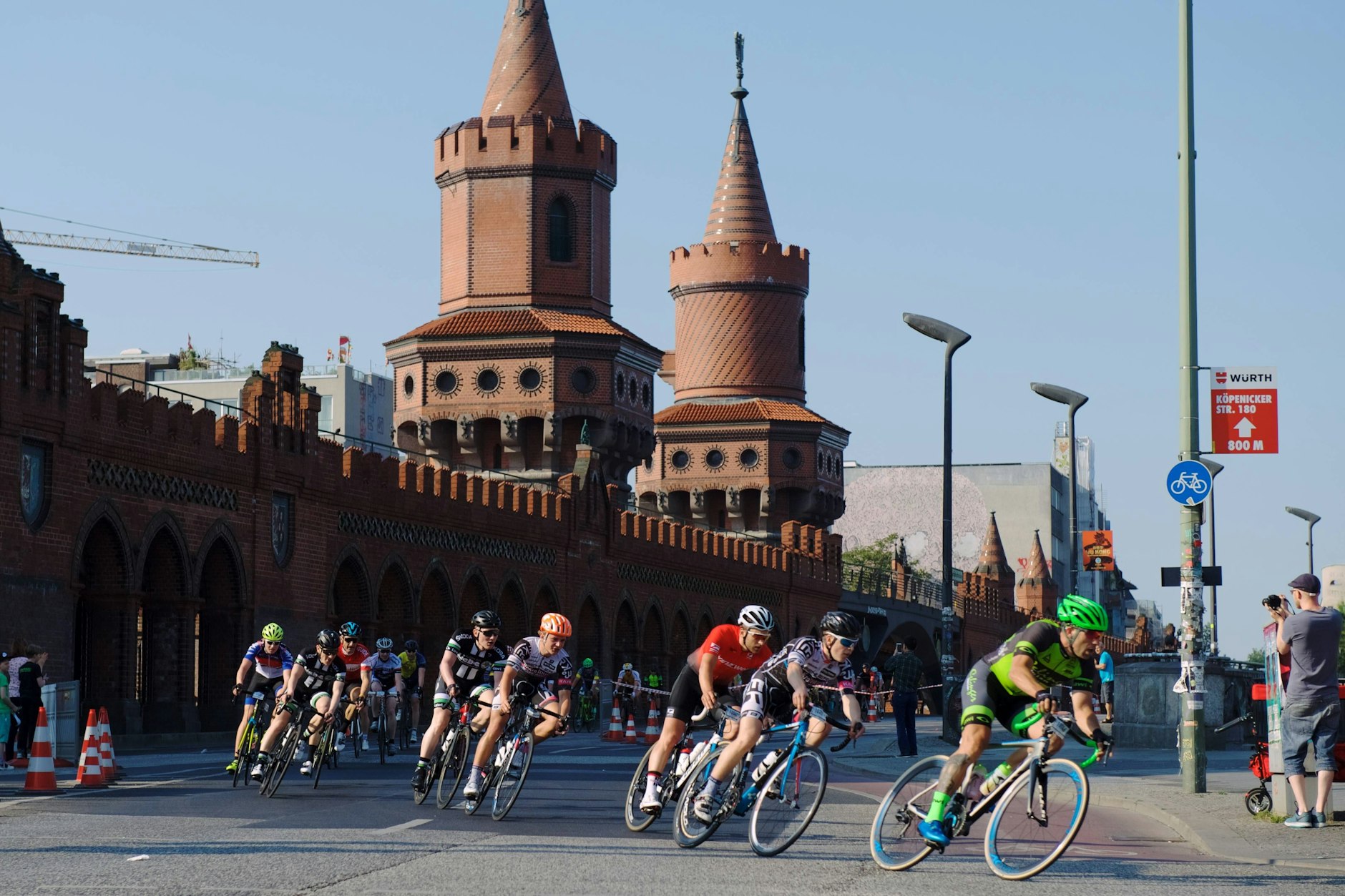 Beim Radrennen Velocity düsen wieder unzählige Radfahrer durch Berlin.