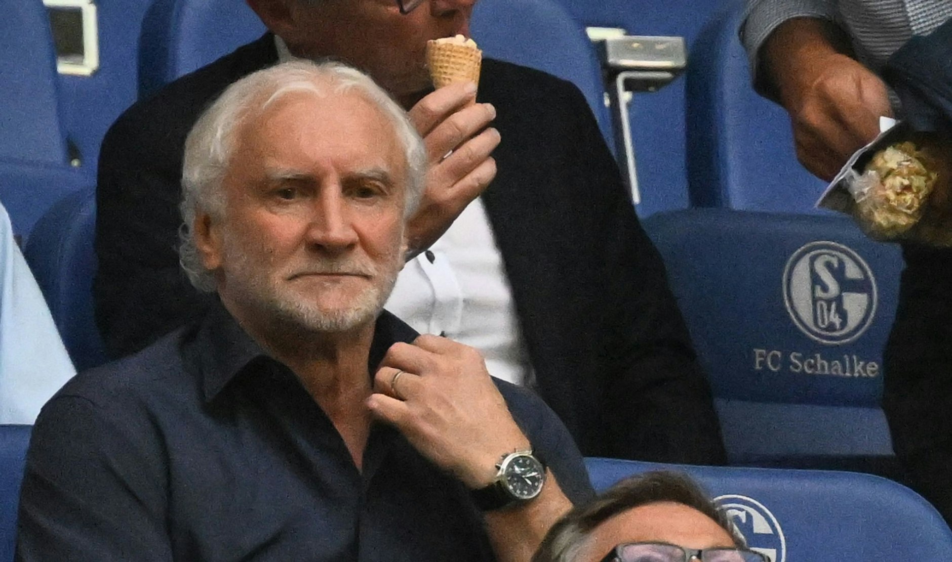 Rudi Völler beobachtet das Spiel der DFB-Auswahl gegen Kolumbien.  