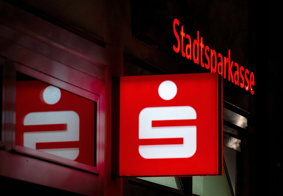 ARCHIV - Das Logo einer Stadtsparkasse ist an einer Filiale zu sehen.  