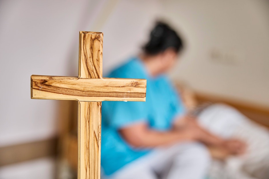 Karl Da Liegt Ein Toter Mensch In Unserem Haus DAS passiert, wenn ein Mensch stirbt – und so kündigt sich der Tod an