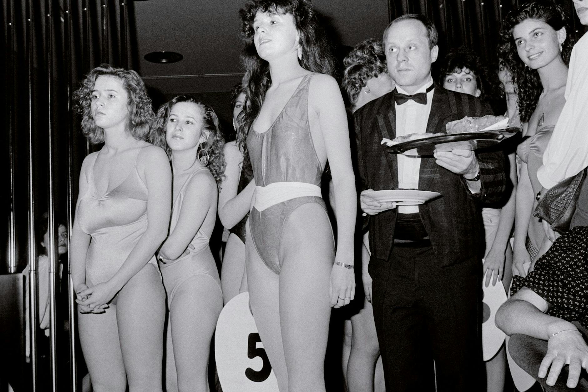 Aus der Serie „Misswahl im Hotel Merkur“, Leipzig, Februar 1990