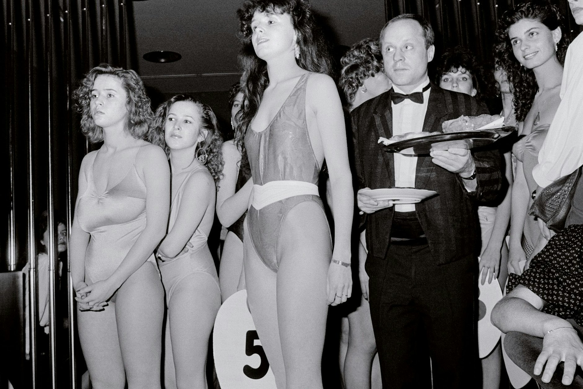 Aus der Serie „Misswahl im Hotel Merkur“, Leipzig, Februar 1990