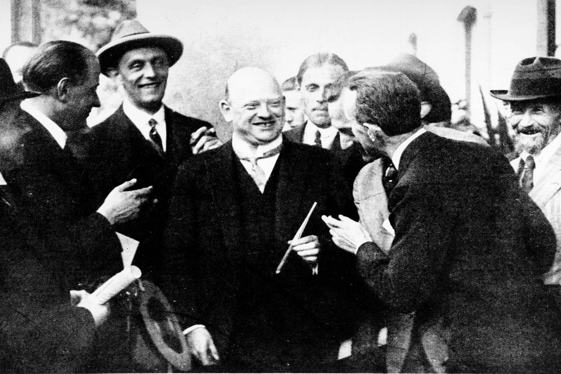 Stresemann wird nach der Unterzeichnung des Pakts von Locarno am 16. Oktober 1925 von Journalisten umringt.