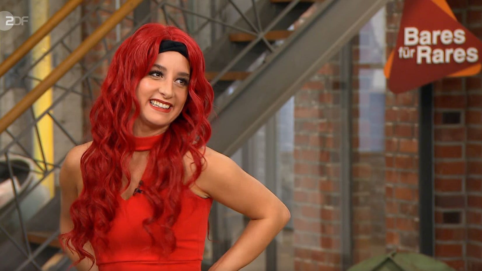 „Bares für Rares“-Verkäuferin Marie aus Hamburg - Lieblingsfarbe eindeutig Rot.