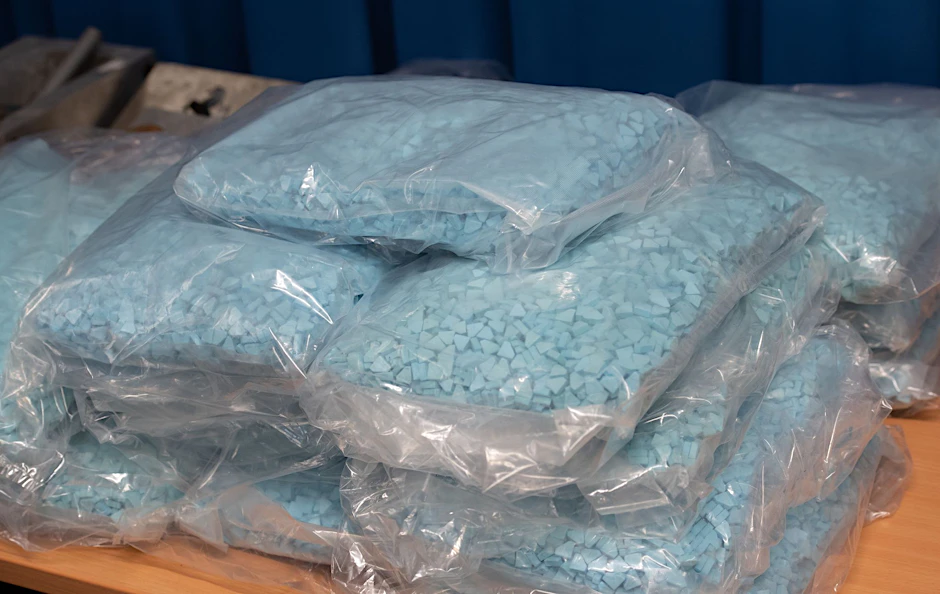 ARCHIV - Tüten mit Ecstasy-Tabletten 2021 beim Zollfahndungsamt Berlin-Brandenburg.  