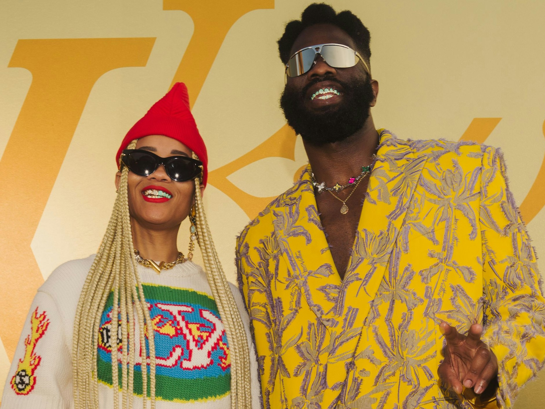 Der Musiker Tobe Nwigwe und seine Frau Martica „Fat“ Nwigwe erscheinen bei der Louis-Vuitton-Menswear-Show SS24 im Grillz-Partnerlook. Der Schmuck wurde laut Instagram bei Dayyani Jewelers geordert.