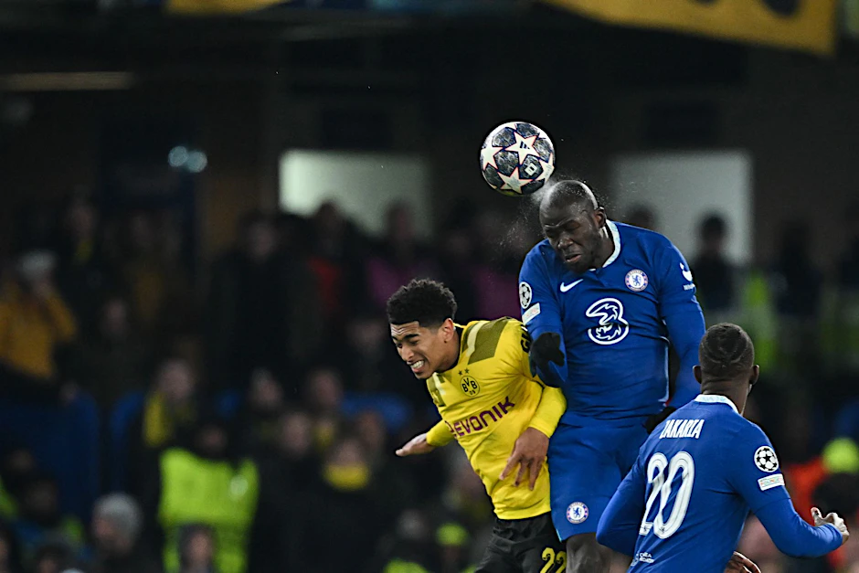 ARCHIV - Dortmunds Jude Bellingham (l) und Chelseas Kalidou Koulibaly in Aktion. Koulibaly wechselt nach Saudi-Arabien.  