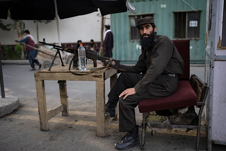 Ein Soldat der Taliban hält ein Maschinengewehr an einem Kontrollpunkt in Kabul: Auch nach der Machtübernahme der Taliban sterben Zivilisten.  