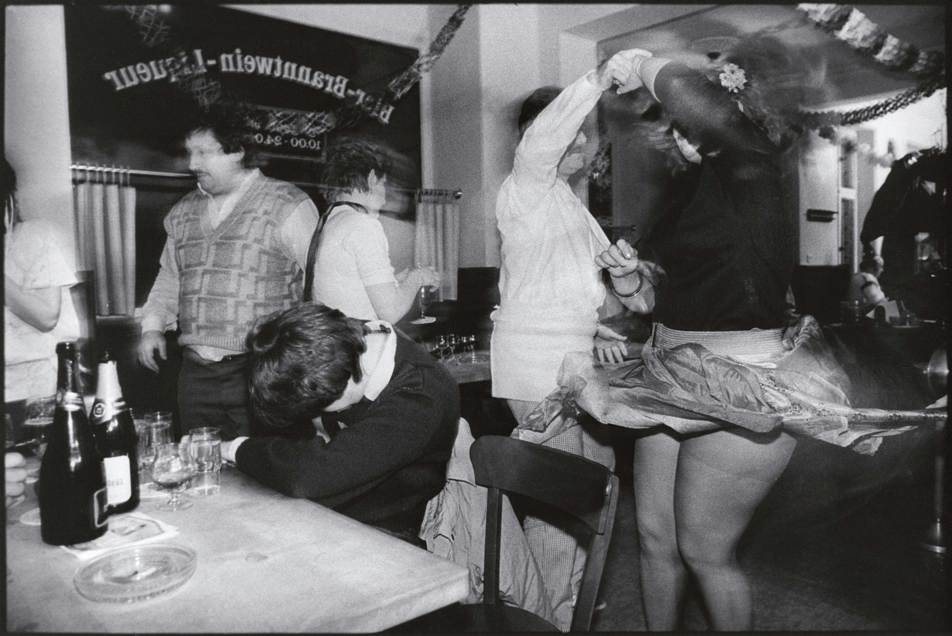 Faschingsfeier, Husemannstraße, Berlin-Prenzlauer Berg, 1987