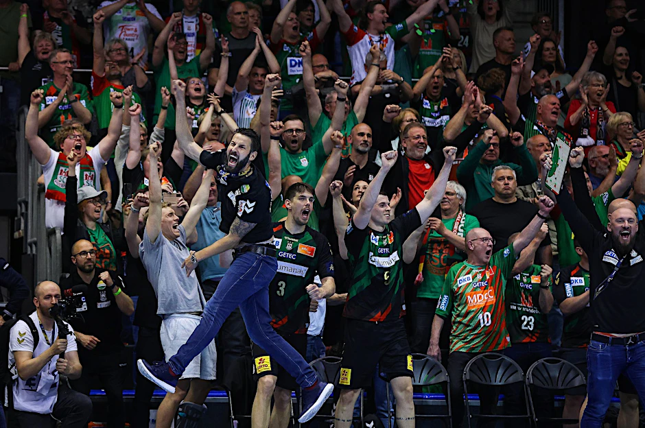 dpatopbilder - Magdeburgs Trainer Bennet Wiegert und die Fans jubeln nach dem Einzug ins Final Four der Champions League.  pa