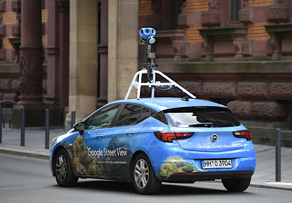 ARCHIV - Mit einer auffälligen Kamera auf dem Dach fährt ein Auto von Google Street-View durch das Gerichtsviertel in Frankfurt.  