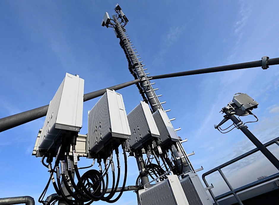 ARCHIV - Ein neuer 5G-Mobilfunkmast von Vodafone auf einem Hochhaus in Düsseldorf.  