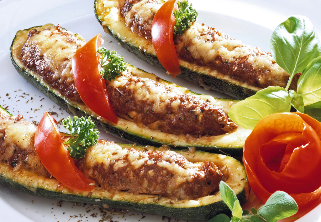 Für Freunde der deftigen Küche: Ein einfaches Rezept für gefüllte und überbackene Zucchini