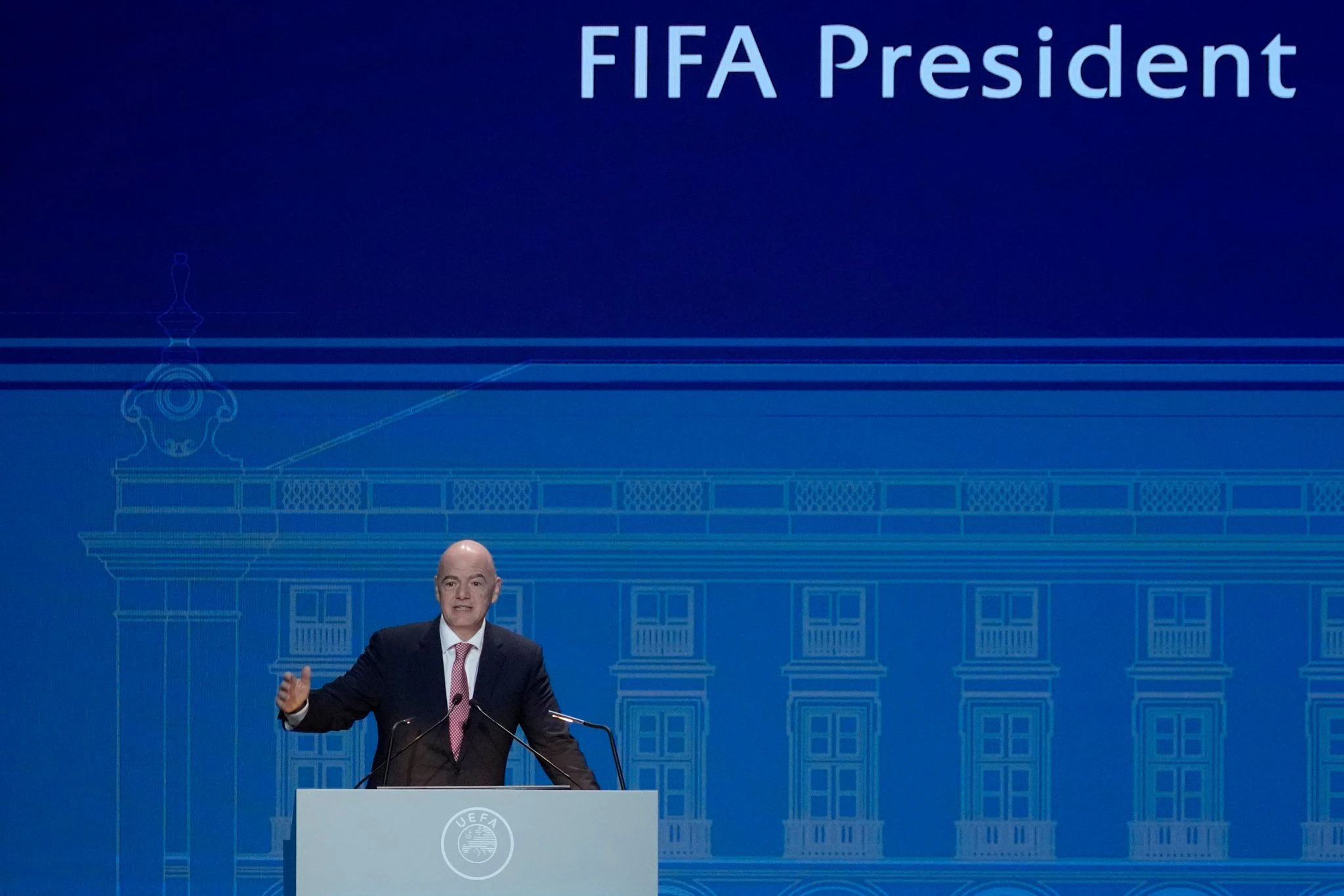 ARCHIV - FIFA-Präsident Gianni Infantino forderte öffentlich mehr Geld, ohne konkrete Zahlen zu nennen.  