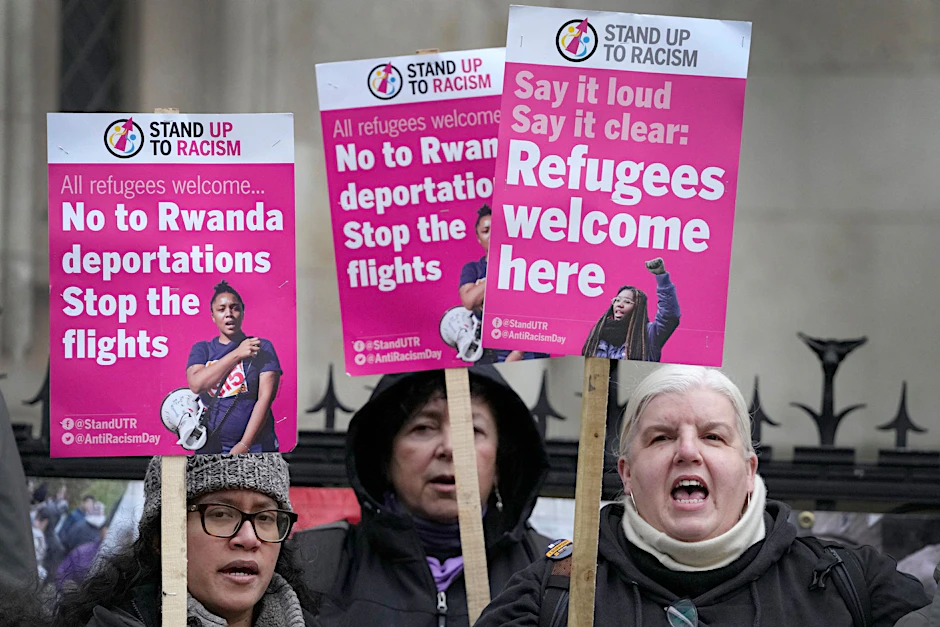 „Stand Up To Racism“-Aktivisten mit Plakaten vor dem High Court in London (Archivbild).&nbsp;