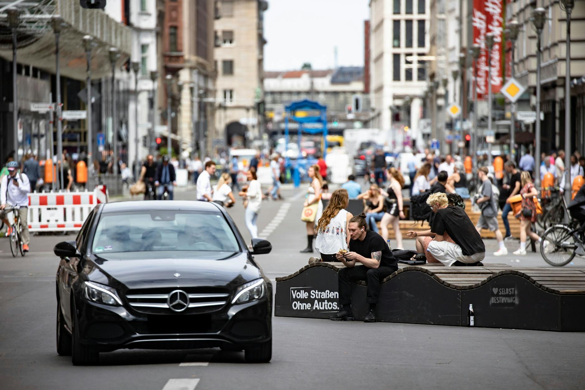 Ende Januar wurde die Friedrichstraße zwischen der Leipziger und der Französischen Straße für Fußgänger geöffnet. Ab 1. Juli dürfen wieder Autos fahren. Die ersten sind jetzt schon unterwegs.