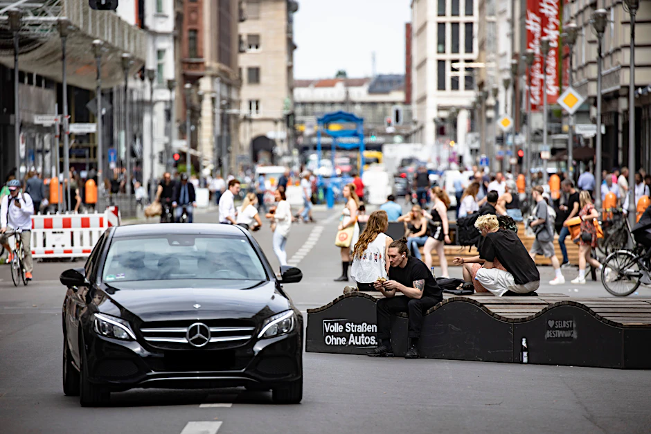 Ende Januar wurde die Friedrichstraße zwischen der Leipziger und der Französischen Straße für Fußgänger geöffnet. Ab 1. Juli dürfen wieder Autos fahren. Die ersten sind jetzt schon unterwegs. 