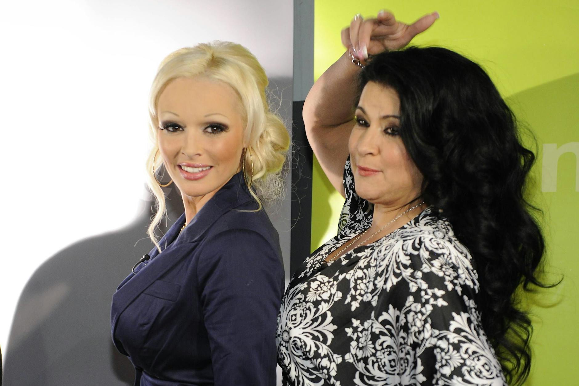 Daniela Katzenberger (l.) äußert sich zur Trennung von Mama Iris und Peter.