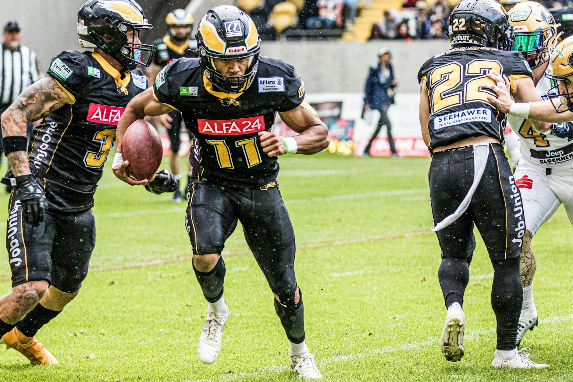 Maylan Bacher von den Berlin Adlern hat sich den Football geschnappt.