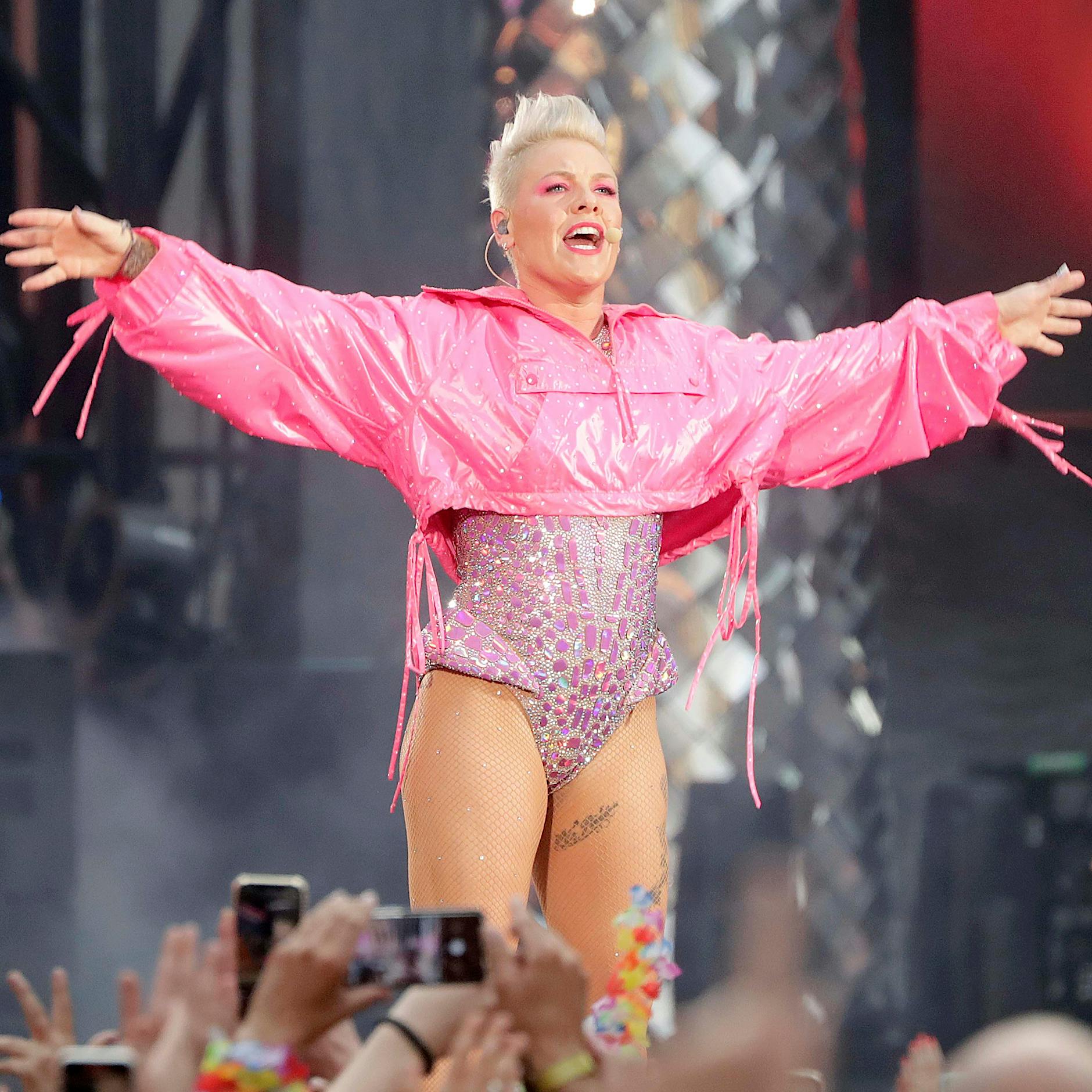 Bombardiert mit Büstenhaltern: Pink beim Berlin-Konzert im Olympiastadion