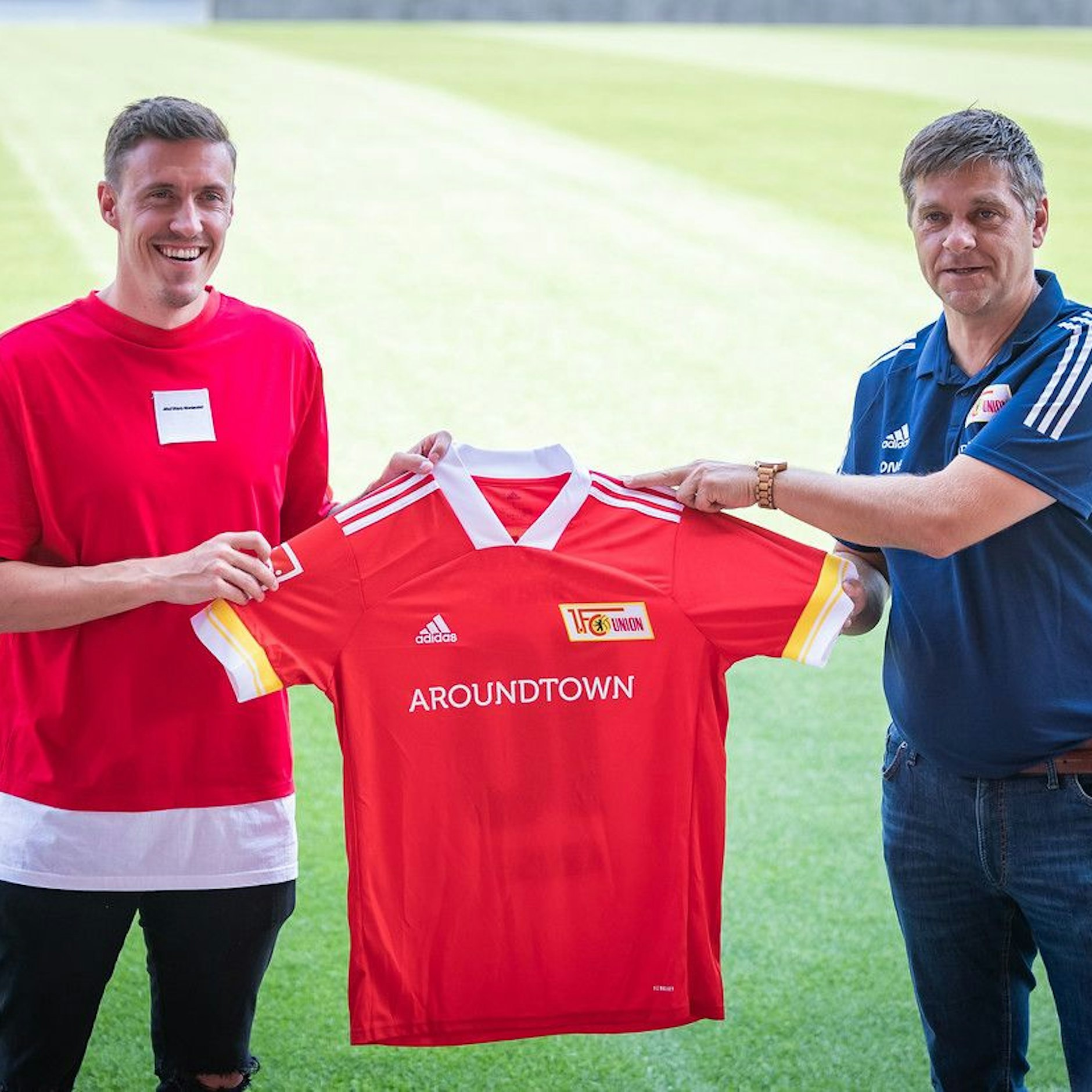Unions Manager Oliver Ruhnert präsentiert stolz seinen Transfercoup Max Kruse (l.).