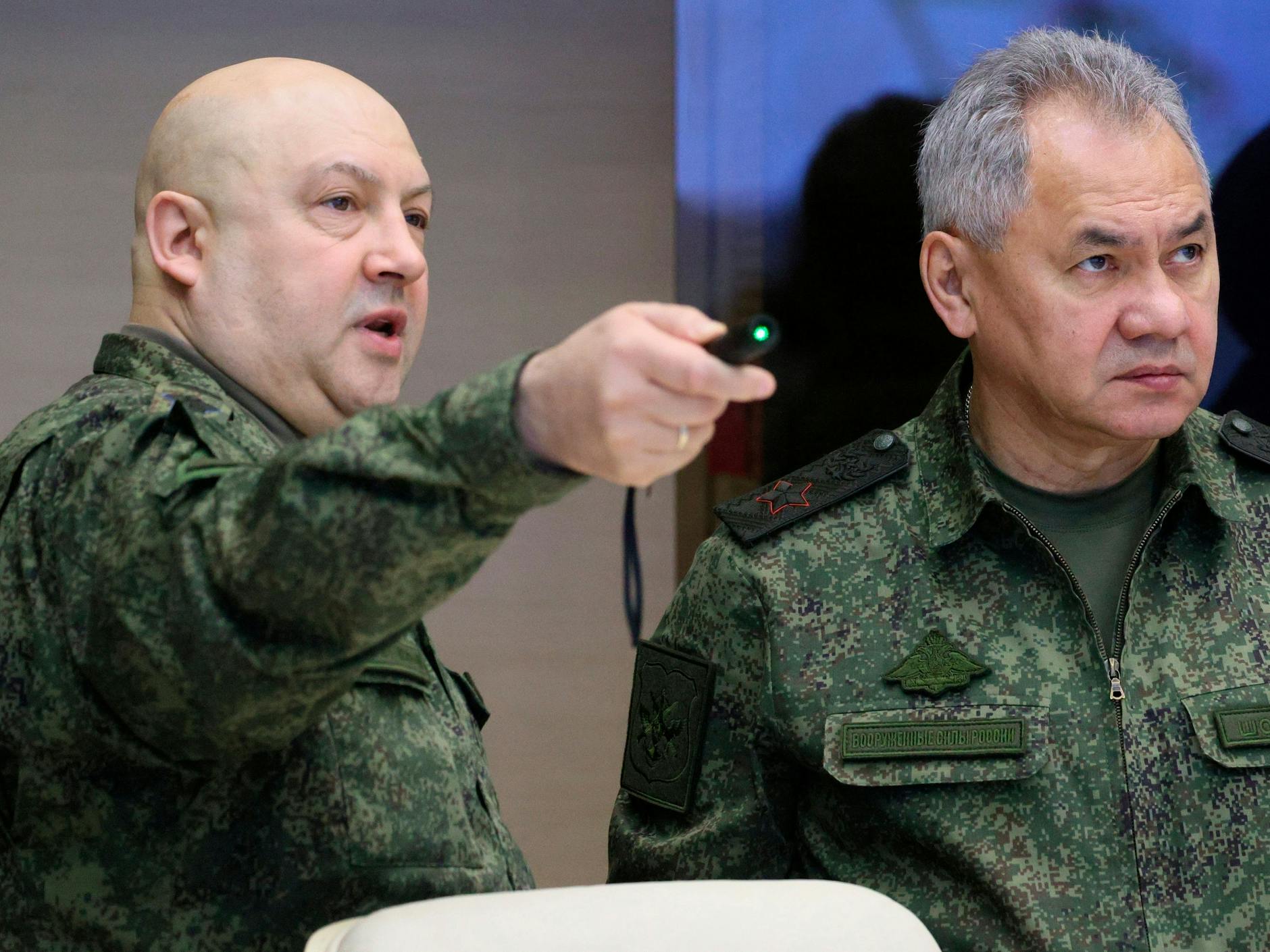 Sergej Surowikin (l.) mit Verteidigungsminister Sergej Schoigu Ende 2022. Damals war Surowikin russischer Oberbefehlshaber in der Ukraine, wurde aber nach drei Monaten durch Generalstabschef Waleri Gerassimow ersetzt.