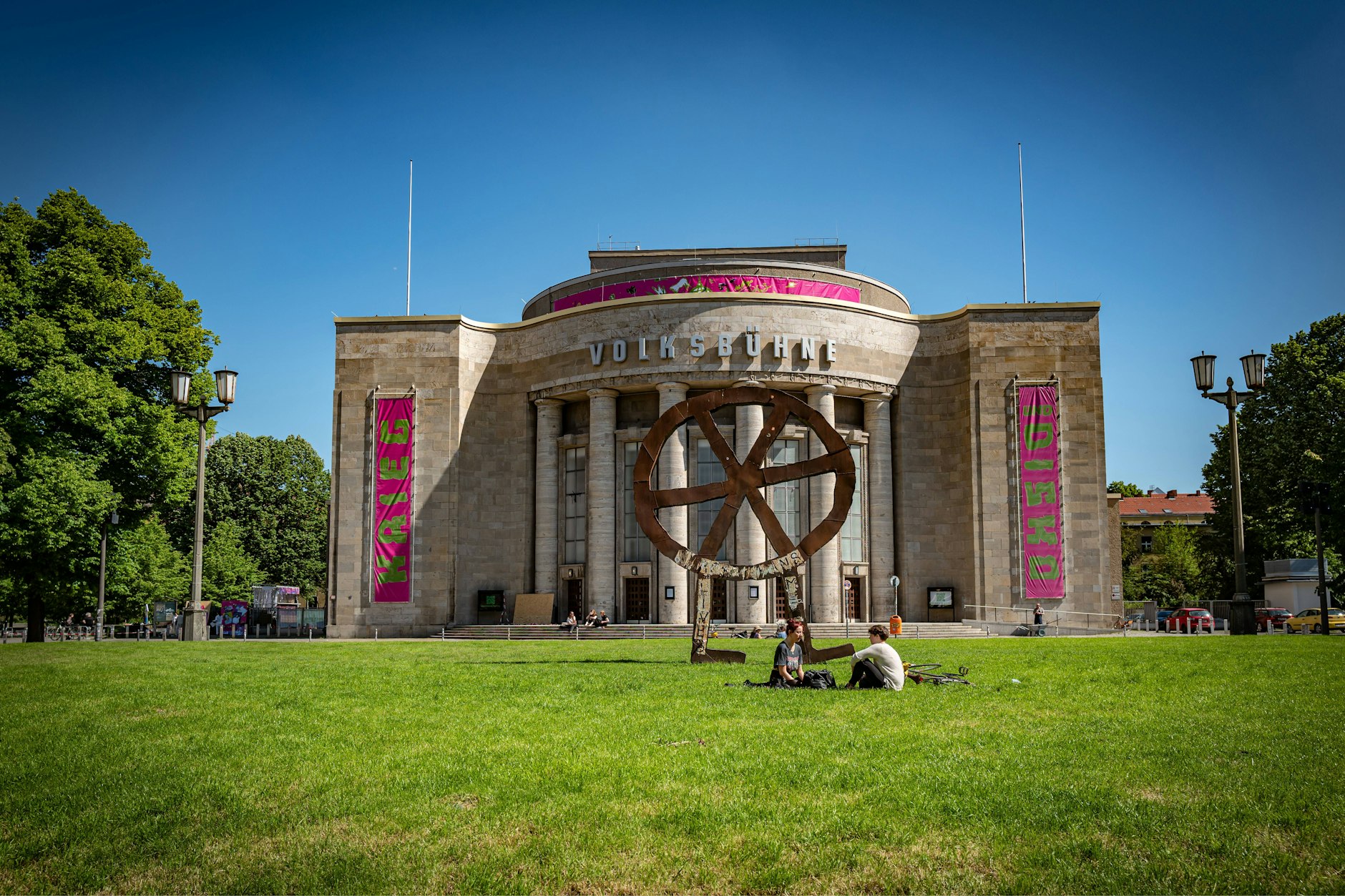 Vorwürfe wegen Machtmissbrauch gab es an deutschen Theatern in den letzten Jahren oft, auch an der Volksbühne.&nbsp;