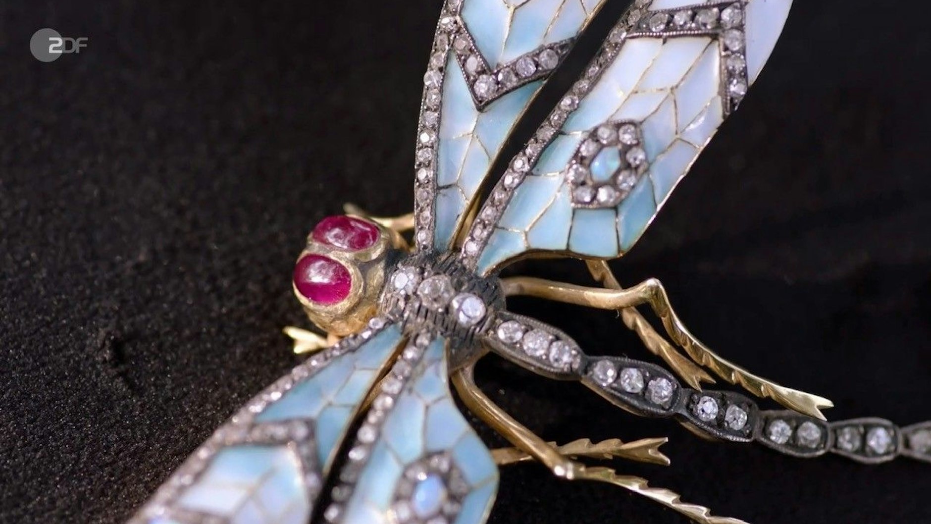 Die leuchtenden Augen der Libelle bei „Bares für Rares“ sind Rubine.
