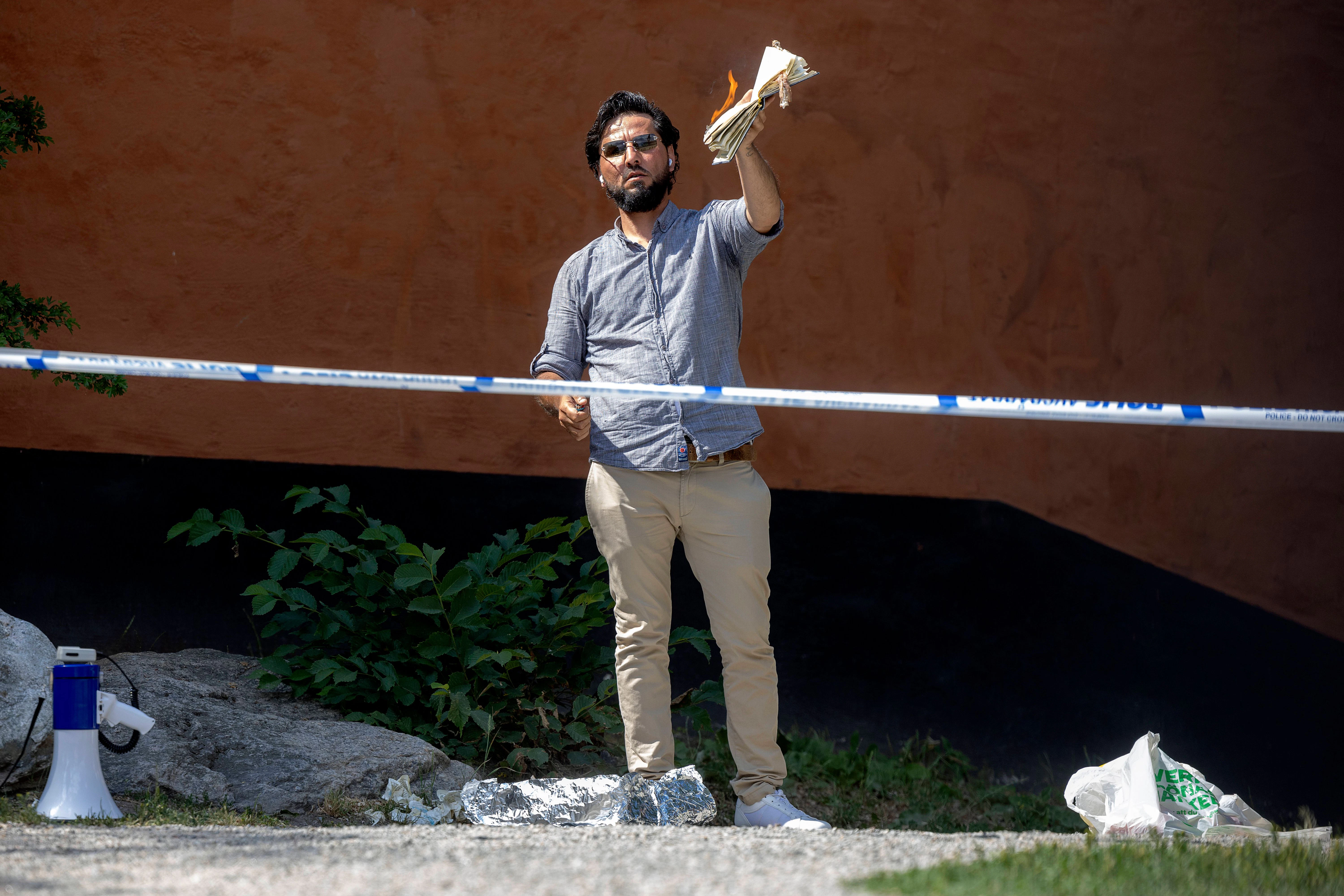 Salwan Momika, Flüchtling aus dem Irak, hat in Stockholm den Koran verbrannt. Seitdem herrschen in der muslimischen Welt Proteste.