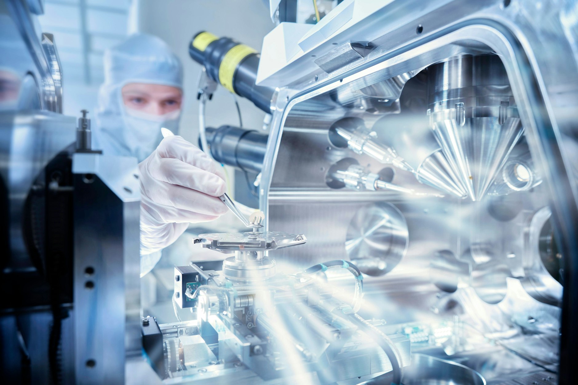 Ein Wissenschaftler untersucht einen Gegenstand unter dem Mikroskop. Erwecken solche Bilder Vertrauen? 