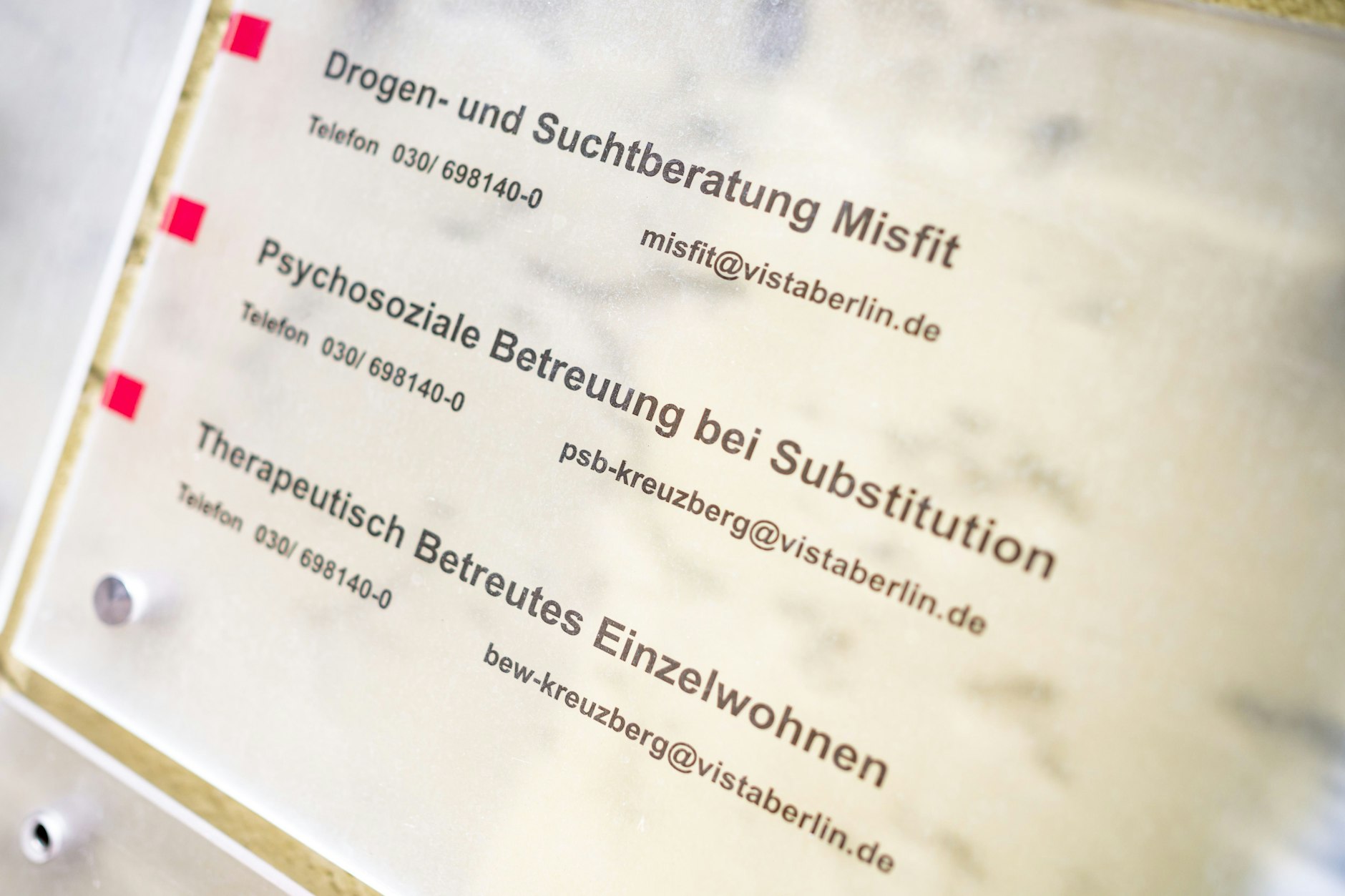 Das Schild der Drogen- und Suchtberatung Misfit in Berlin Kreuzberg: Konsumenten von Drogen können ihre gekauften Substanzen ab sofort kostenlos in Berlin testen lassen. 